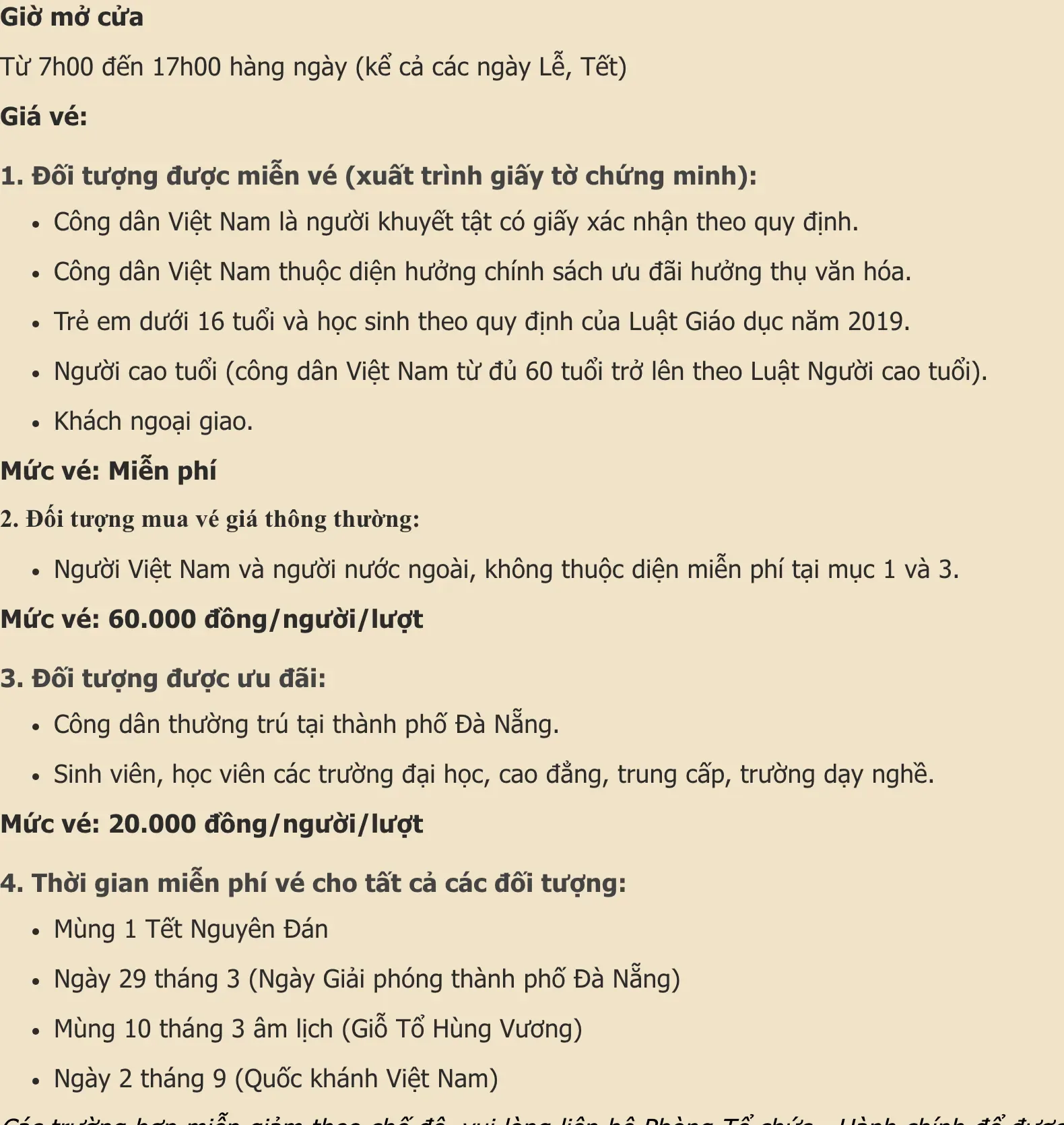 The museum's visitor-information page in Vietnamese: opening hours, free-entry groups, the standard ticket price, the discounted price and the free-entry days.