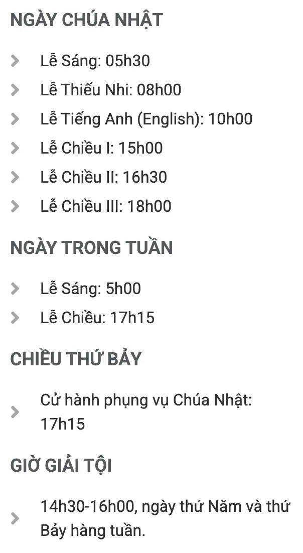 The parish's Mass times list in Vietnamese: Sunday Masses at 05:30, 08:00, 10:00 in English, 15:00, 16:30 and 18:00; weekday Masses at 05:00 and 17:15; Saturday evening at 17:15.