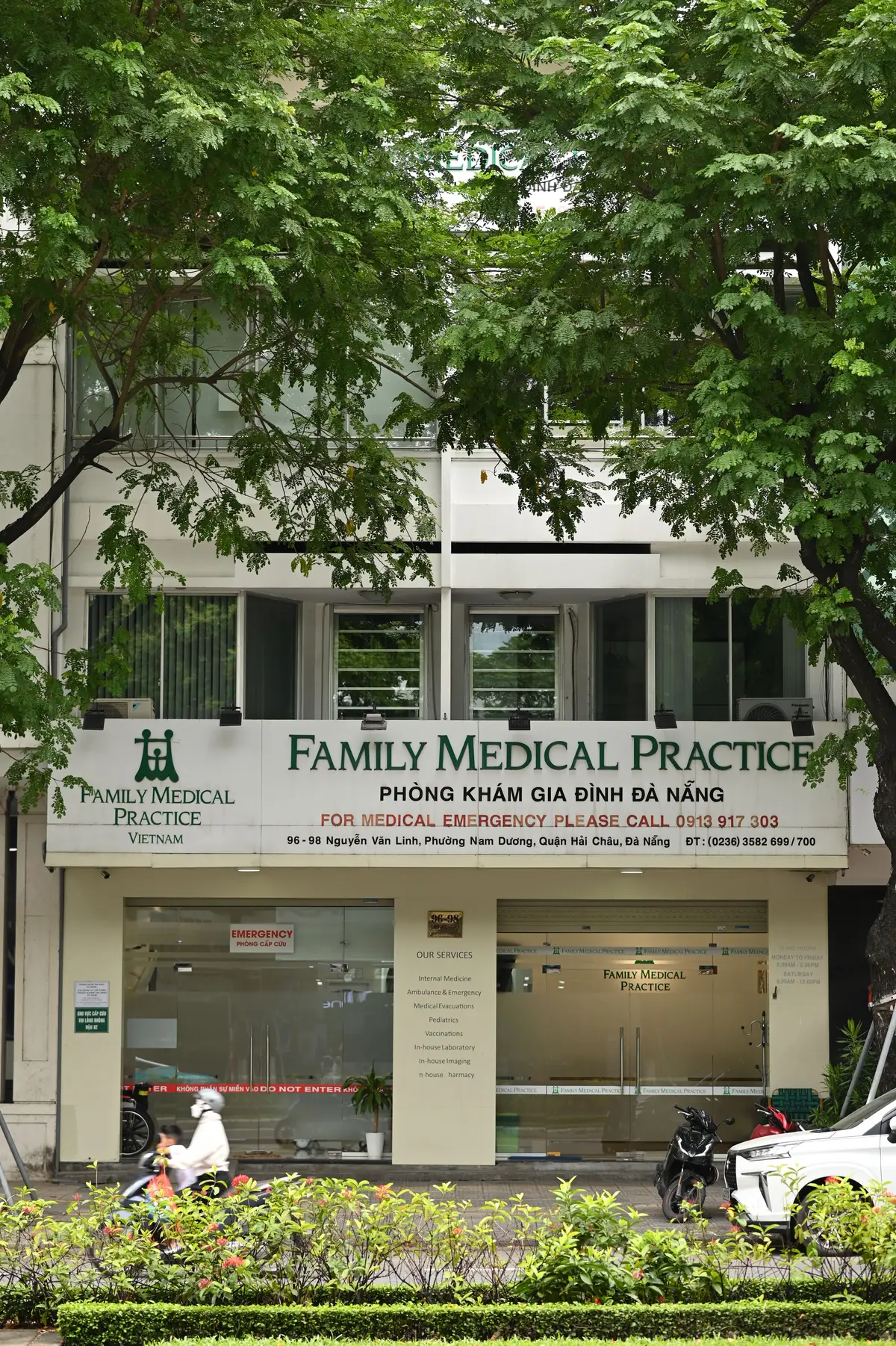 1층 위에 간판이 있고 입구에 응급 안내문이 붙은 Family Medical Practice의 거리 쪽 정면.