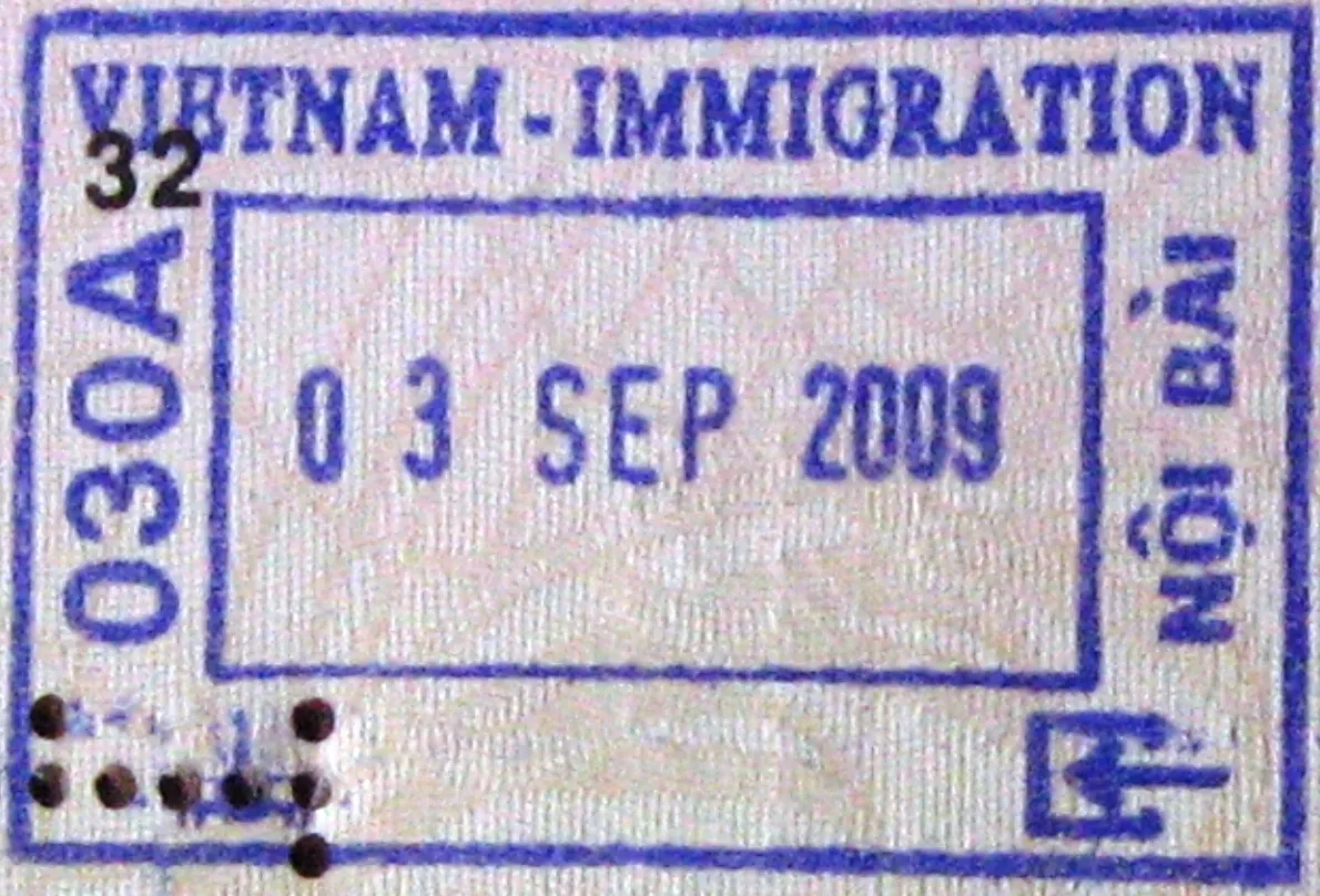 「VIETNAM - IMMIGRATION」と入国日、Noi Bai空港の名前が入った、紫色のベトナム入国スタンプのクローズアップ