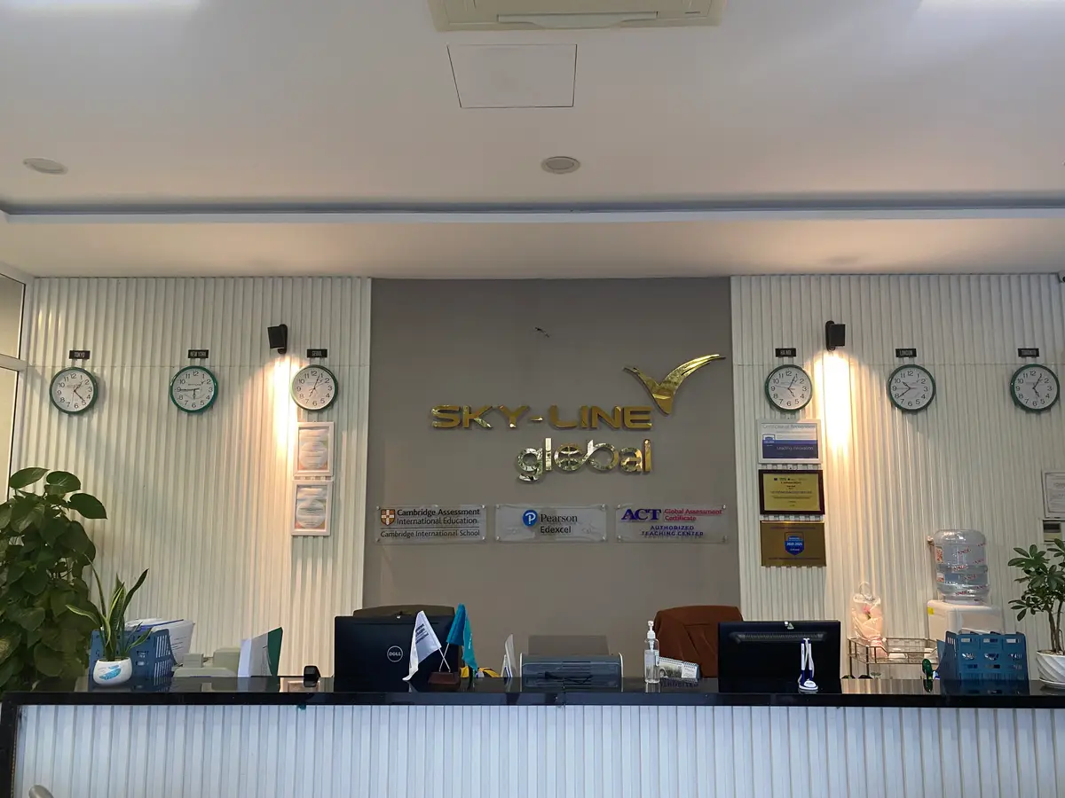 Sky-Line Global标志下的前台，墙上挂着一排时钟
