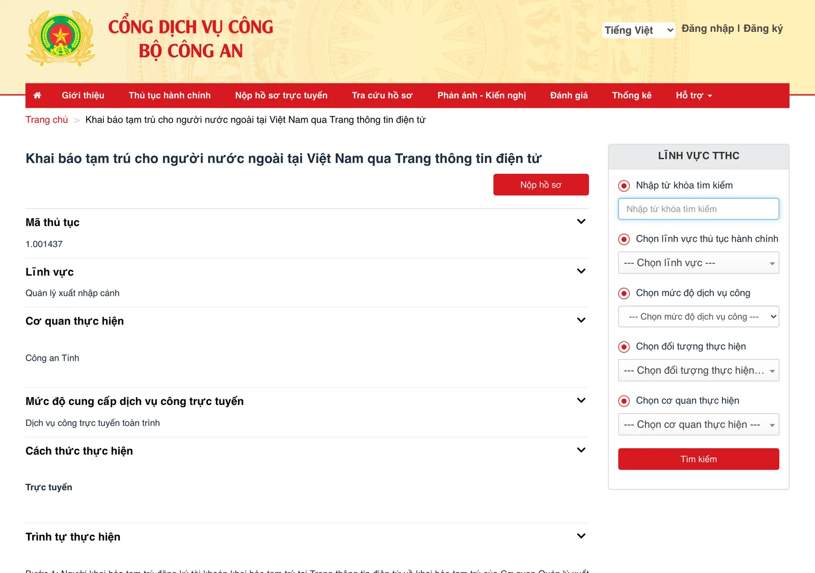 Ministry of Public Security online services page for the procedure 'Khai báo tạm trú cho người nước ngoài tại Việt Nam qua Trang thông tin điện tử', showing procedure code 1.001437, field 'Quản lý xuất nhập cảnh', agency 'Công an Tỉnh', fully online service level and a 'Nộp hồ sơ' button