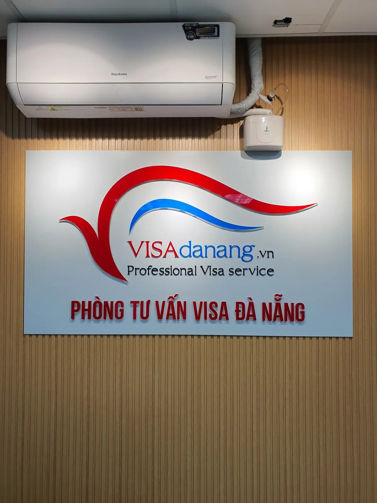 The Visa Danang logo sign on a wooden wall, reading Phong Tu van Visa Da Nang and Professional Visa service.